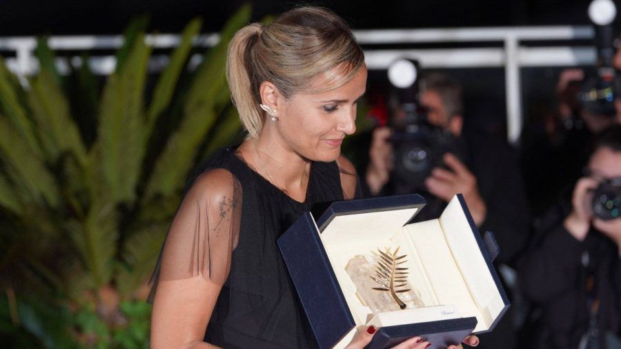 Julia Ducournau mit ihrer Goldenen Palme nach dem Triumph in Cannes. (dr/spot)