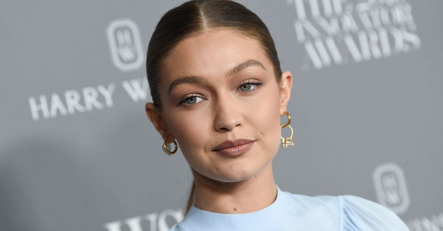 Gigi Hadid, Model aus den USA, lässt aus dem Off von sich hören.