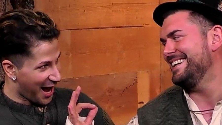 Yoncé (l.) und Ioannis haben gut lachen. Sie gewinnen die Paar-Gaudi und dürfen nicht nominiert werden. (smi/spot)