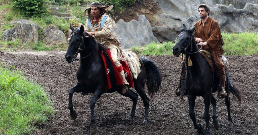 Die Schauspieler Jean-Marc Birkholz (Winnetou, l.) und Martin Krah (Old Shatterhand) reiten bei einer Probe zum Stück «Der Ölprinz» auf der Freilichtbühne des Elspe Festivals auf ihren Pferden.