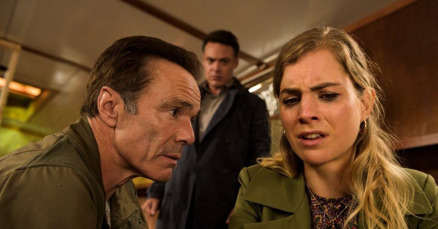 Alex Pollack (Hannes Jaenicke, l) und Bram de Groot (Fedja van Huet) befragen Femke Pieters (Hannah Hoekstra).