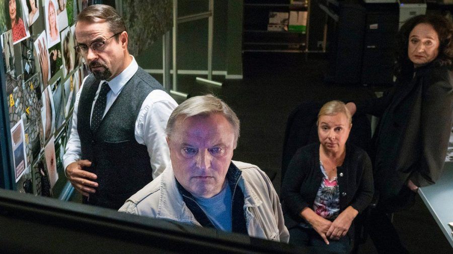 "Tatort: Spieglein, Spieglein": Kommissar Frank Thiel (vorn) traut seinen Augen nicht. (cg/spot)