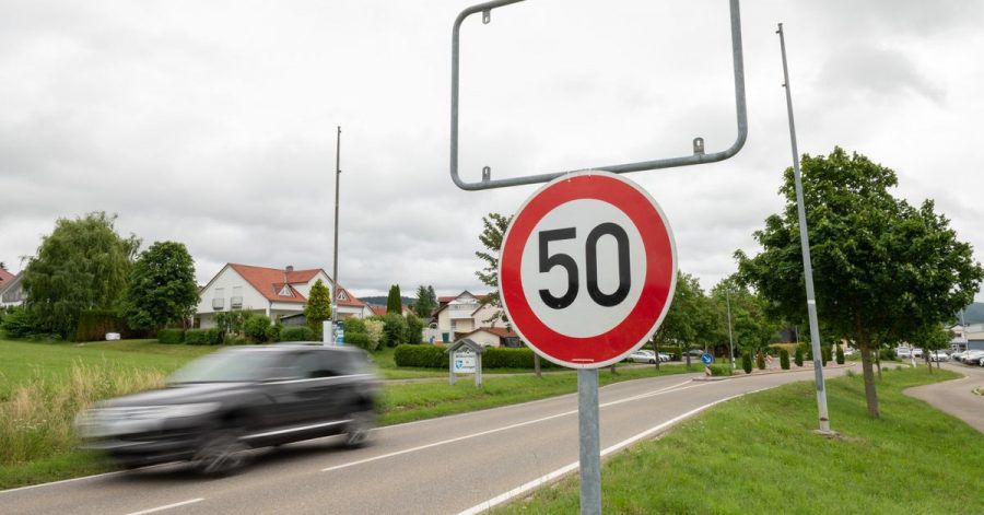 Die leere Ortsschildhalterung am Ortseingang von Gunningen.