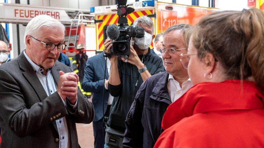 Frank-Walter Steinmeier (l.) und Armin Laschet (M.) im Gespräch mit Rettungskräften. (dr/spot)