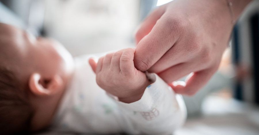 Ein Baby klammert sich an einen Finger seiner Mutter. (Archivbild)