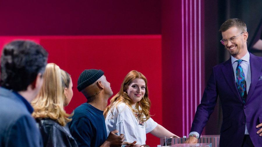 Joko Winterscheidt (ganz rechts) mit seinen Gegnern Bastian Pastewka, Shirin David, Teddy Teclebhran und der Publikumskandidatin Antonia (v.l.n.r.) (dr/spot)