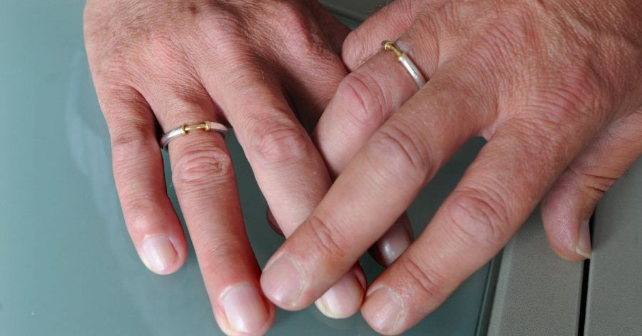 Das homosexuelle Paar Heinz Haare (l) und Reinhard Lüschow hält sich an den Händen. Vor zwanzig Jahren, am 01. August 2001, haben sich die beiden Schwulen das Ja-Wort gegeben und ihre Lebenspartnerschaft amtlich eingetragen.