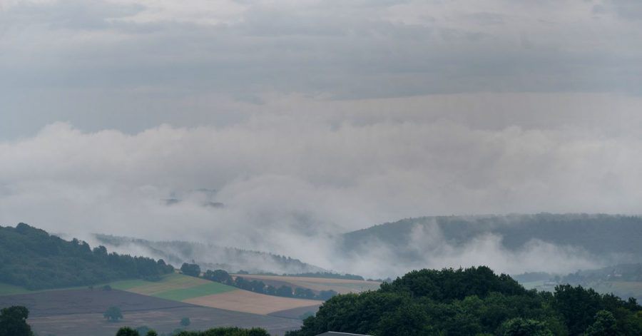 Regenwolken ziehen über die Südeifel im Kreis Trier-Saarburg.