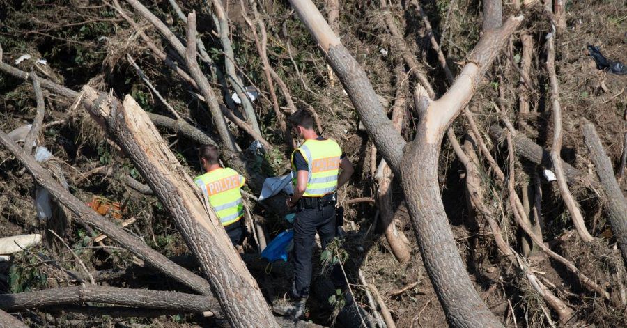 Polizisten im Einsatz nach dem Unwetter in Rheinland-Pfalz.