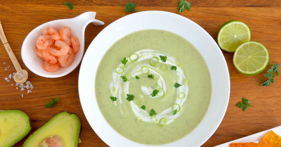 Zur pürierten Avocado-Kaltschale mit Eiswürfeln passen gekochte Garnelen oder Nachos.