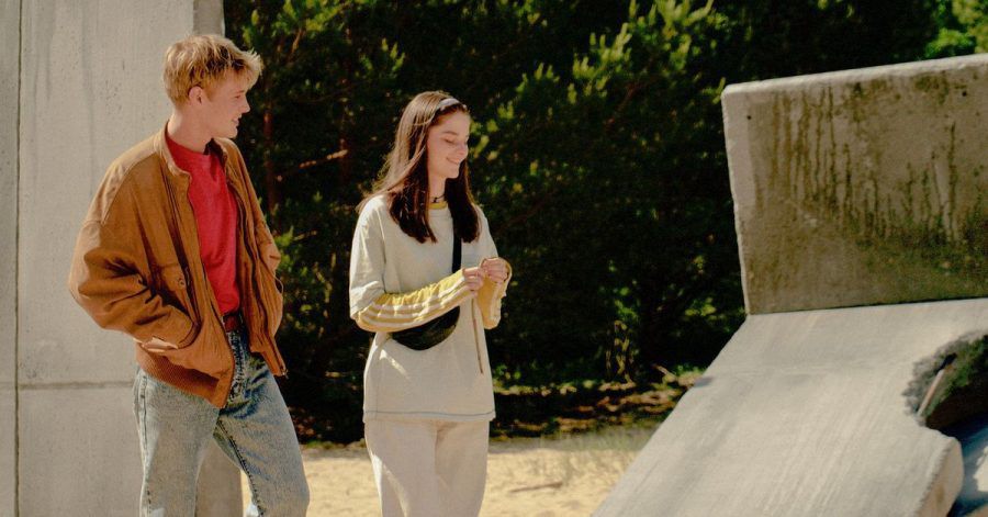 Katja (Emilie Neumeister) und Thorben (Ludwig Simon) treffen sich im Niemandsland zwischen den Mauerresten.