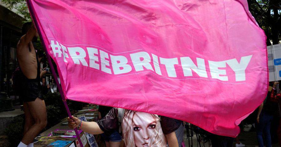 Ein Britney-Spears-Anhänger schwenkt eine «Free Britney»-Fahne.