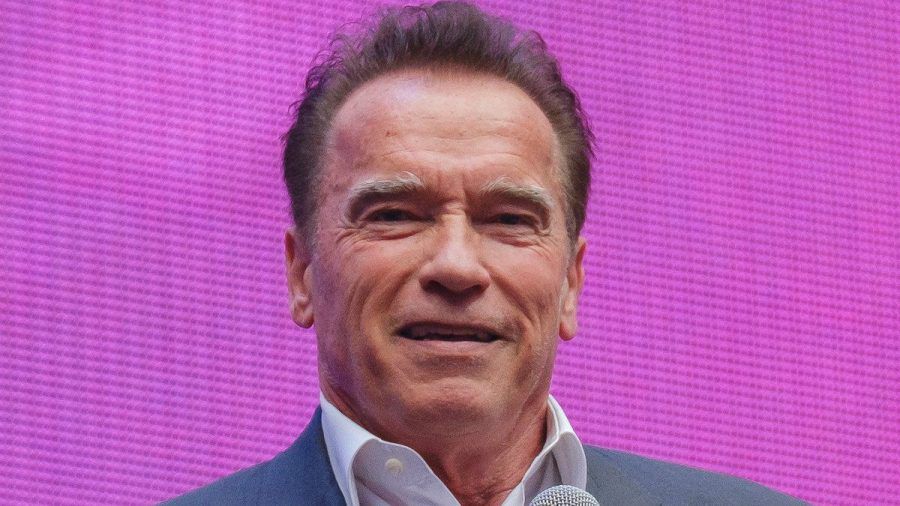 Arnold Schwarzenegger hat sein Talent an der Orgel gezeigt. (jom/spot)