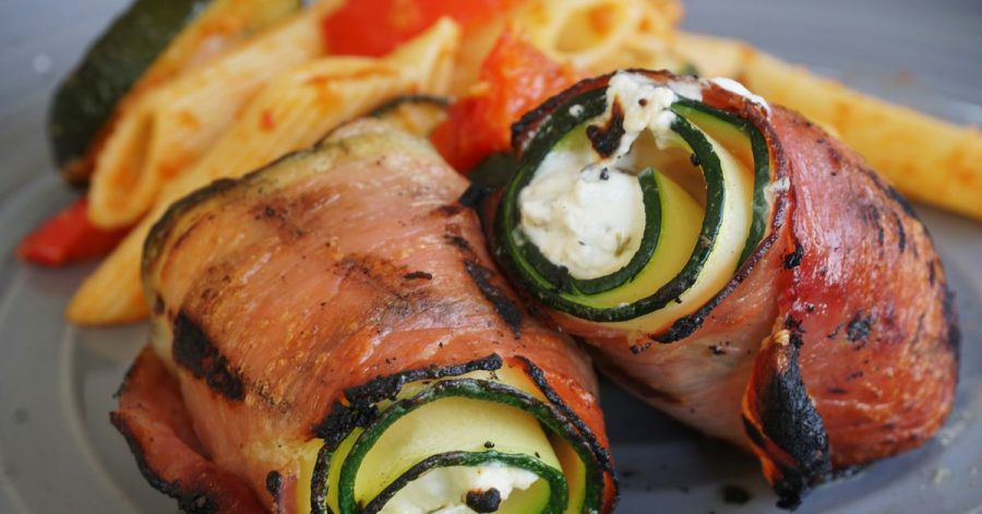 Klein, aber oho: Die Röllchen werden aus drei Zutaten - Zucchinischeiben, Serranoschinken und Ziegenfrischkäse - gewickelt und mit einem Zahnstocher fixiert. Nur noch goldbraun grillen - fertig.