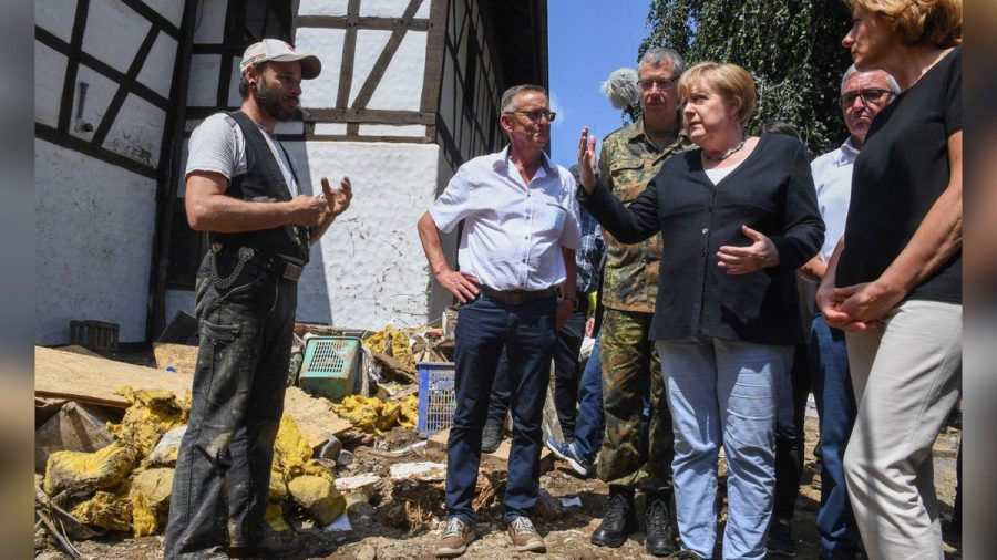 Angela Merkel mit Malu Dreyer (r.) in der Gemeinde Schuld. (jom/spot)