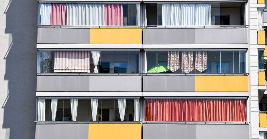 Besser als nichts: Helfen auch Vorhänge und Laken dabei, dass die warme Sonneneinstrahlung an heißen Sommertagen nicht in die Wohnung dringt?