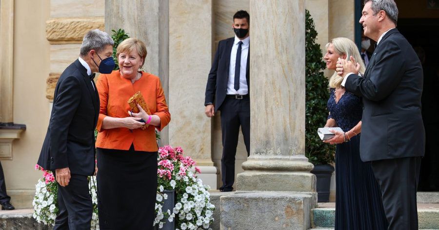 Bundeskanzlerin Angela Merkel, ihr Mann Joachim Sauer, Markus Söder, seine Frau Karin Baumüller-Söder kommen zum Festspielhaus auf dem Grünen Hügel.