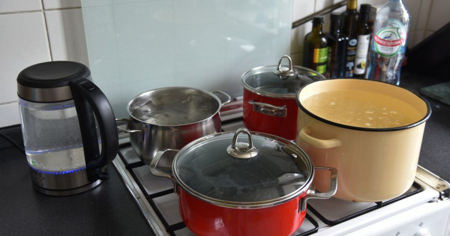 Wenn im Sommer für mehrere Tage das warme Wasser abgestellt ist, helfen sich viele Russen mit dem Kochen von Wasser, um etwa ein Bad zu nehmen.
