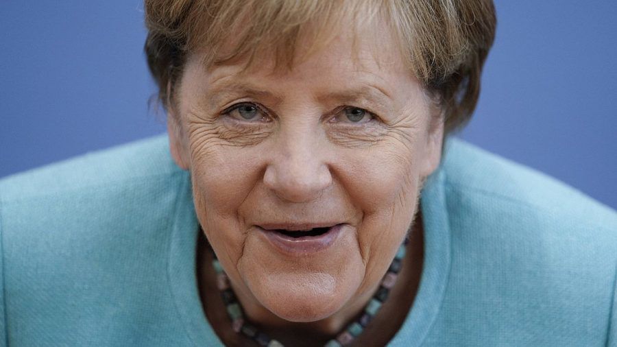 Die Regentin sieht alles: Hat Angela Merkel einen heimlichen Twitter-Account?