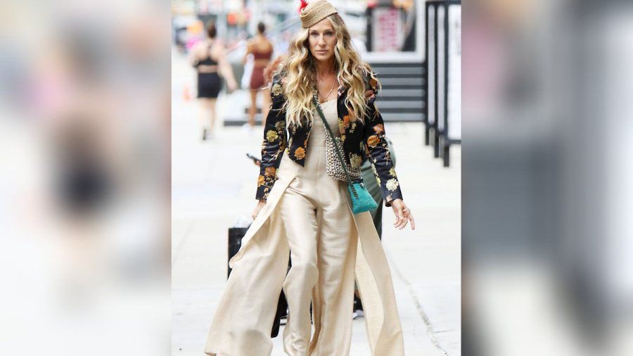 Sarah Jessica Parker beweist am Set erneut ihr Modebewusstsein. (amw/spot)