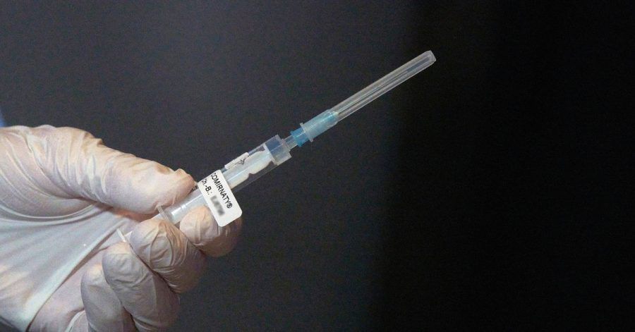 Eine Mitarbeiterin des Impfteams in Koblenz überprüft vor Beginn der Corona-Impfungen eine Spritze mit dem Impfstoff gegen Covid-19.