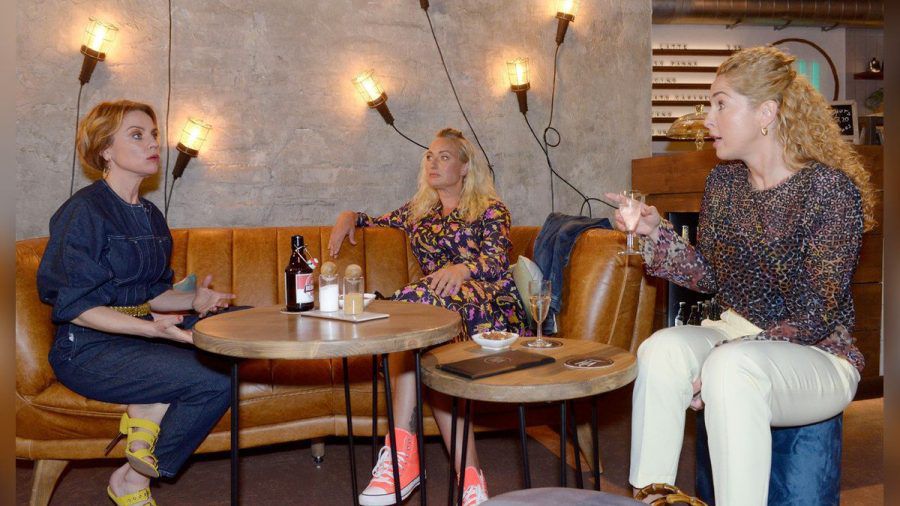 "GZSZ": Nina (r.) erzählt von ihrem Streit mit Leon. (cg/spot)