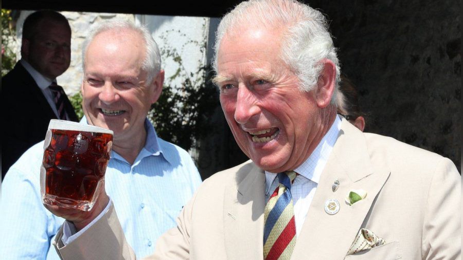 Prinz Charles mit seinem Bier in Iddesleigh (mia/spot)