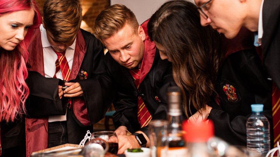 Leidenschaftliche Harry-Potter-Fans perfektionieren ihre Party mit ikonischen Gryffindor-Umhängen. (eee/spot)