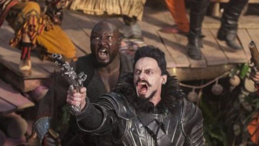 "Pan": Der Pirat Blackbeard (Hugh Jackman, r.) terrorisiert Nimmerland. (cg/spot)