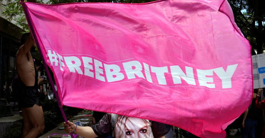 Ein Britney Spears-Anhänger schwenkt eine «Free Britney»-Fahne im Rahmen einer Gerichtsanhörung zur Vormundschaft der Popsängerin.