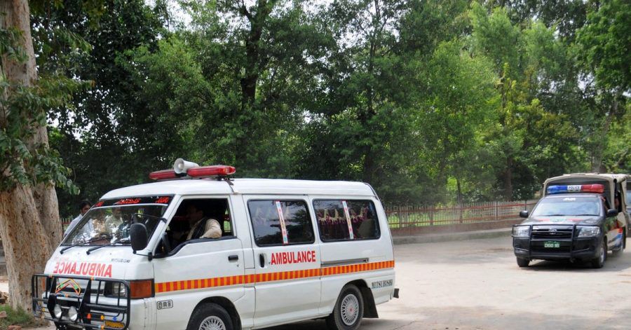 Ein pakistanischer Rettungswagen auf dem Weg zu einem Unfallort. In dem südasiatischen Land kommen jährlich mindestens 5000 Menschen bei Verkehrsunfällen ums Leben.
