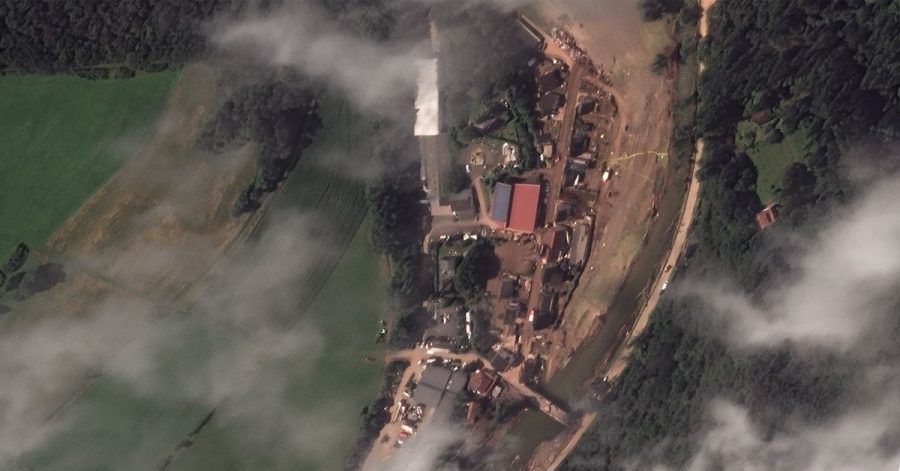 Dieses von European Space bereitgestellte Satellitenbild zeigt das vom Hochwasser verwüstete Dorf Schuld, in der Nähe von Bad Neuenahr-Ahrweiler.