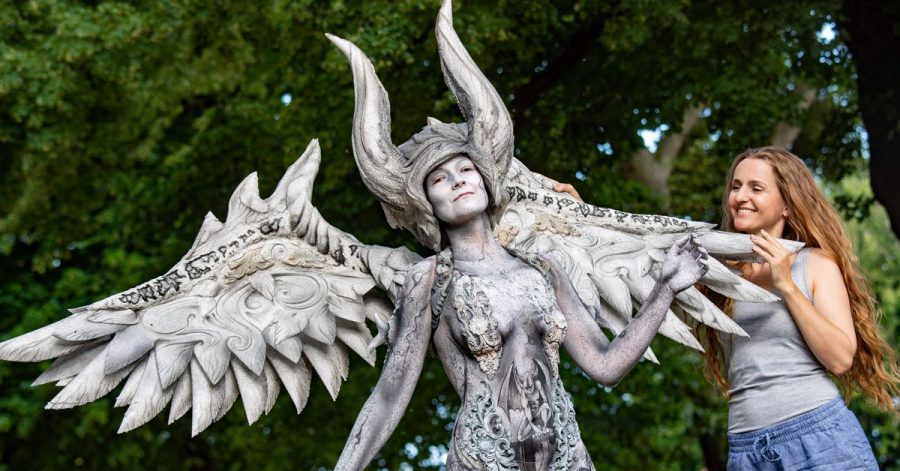 Die Bodypainting-Künstlerin Claudia Kraemer bemalt ein Model.
