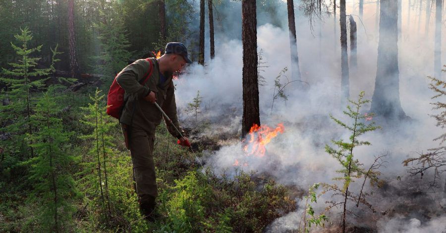Ein Feuerwehrmann bei Löscharbeiten in der Region Jakutien.