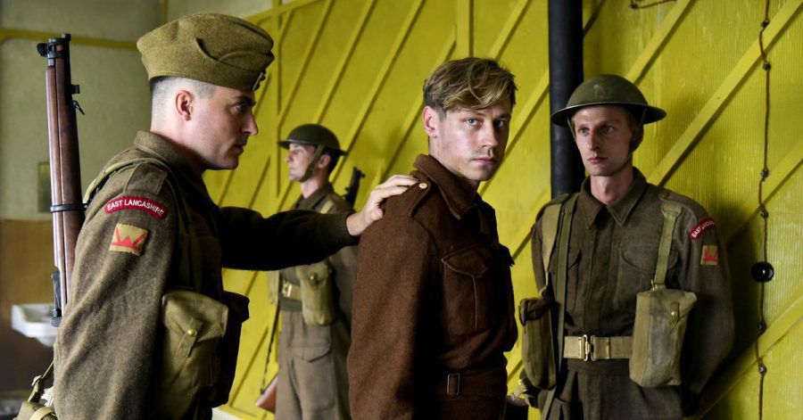 Bert Trautmann (David Kross, m.) ist Kriegsgefangener im Lager Lancashire.