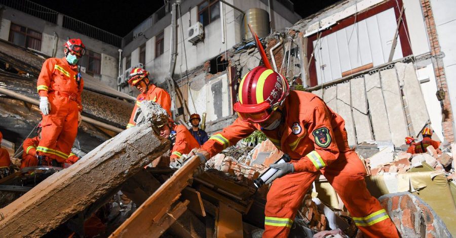 Rettungskräfte an der Unglücksstelle in Suzhou.