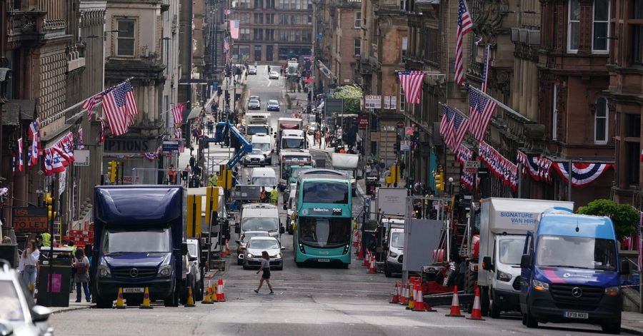 Amerikanische Flaggen und Fahnen im Stadtzentrum von Glasgow.