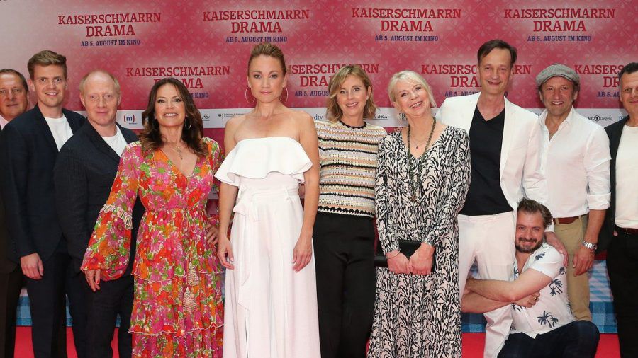 Das Filmfest München eröffnete mit dem Eberhoferkrimi "Kaiserschmarrndrama". Auf dem roten Teppich waren unter anderem Lisa Maria Potthodd (in weiß), Christine Neubauer (in rot) und Simon Schwarz (l.) (ili/spot)