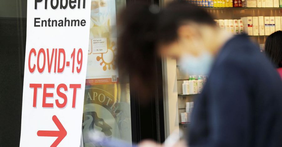 Eine Frau füllt vor einer Apotheke ein Formular für einen Covid-19-Test aus. Das RKI meldet 745 Neuinfektionen sowie eine Sieben-Tage-Inzidenz von 6,0.
