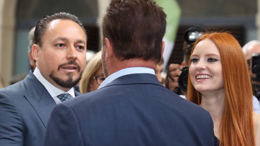 Frau Meier mit Gatten Klemens und Arnold Schwarzenegger.