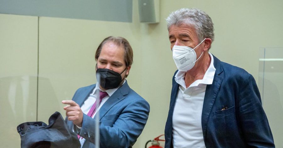 Thomas Pekny (r), Chef der Komödie im Bayerischen Hof, vor Prozessbeginn mit seinem Anwalt Florian Zenger (l) im Landgericht München.