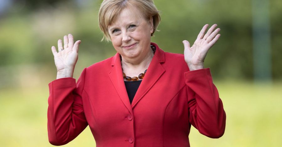 Ursula Wanecki, Kanzlerinnen-Double, hebt ihre Hände. Zum Ende der Merkel-Ära fällt es ihr schwer, die «Raute» wieder aus ihrem Gesten-Repertoire loszuwerden.