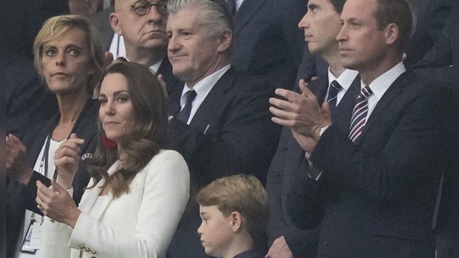 Herzogin Kate, Prinz George und Prinz William (r.) mit versteinerter Miene auf der Tribüne des Wembley-Stadiums beim Finalspiel England gegen Italien. (dr/spot)
