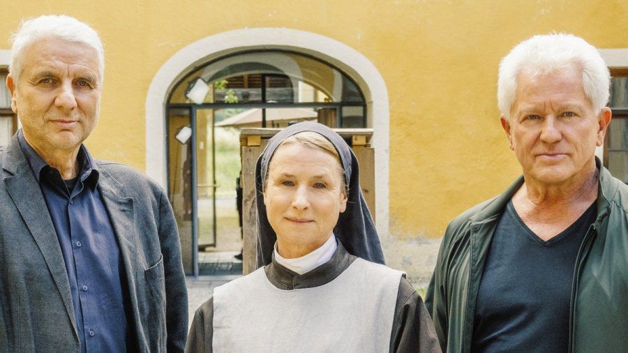 Udo Wachtveitl, Corinna Harfouch und Miroslav Nemec (v.l.) bei den Dreharbeiten für einen neuen "Tatort" (wue/spot)