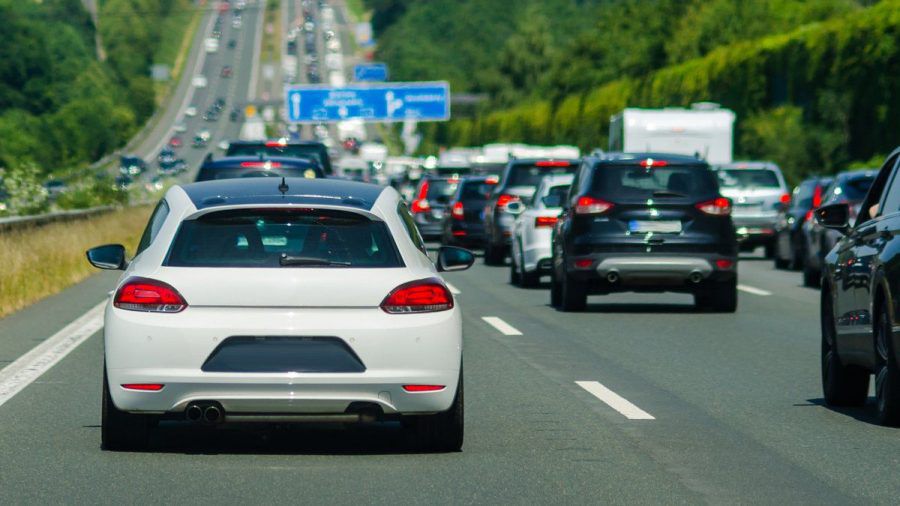 In den Sommerferien fahren viele mit dem Auto in den Urlaub - das ist auf den Straßen bemerkbar. (amw/spot)