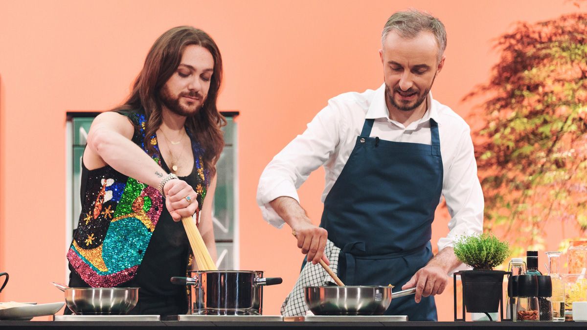 "Böhmi brutzelt": Jan Böhmermann mit Motsi Mabuse in der TV-Küche