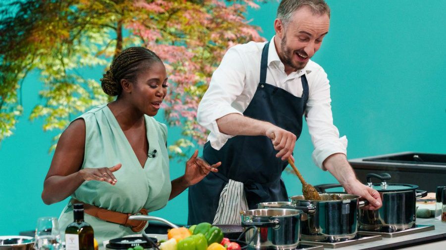 "Böhmi brutzelt": Jan Böhmermann mit Motsi Mabuse in der TV-Küche
