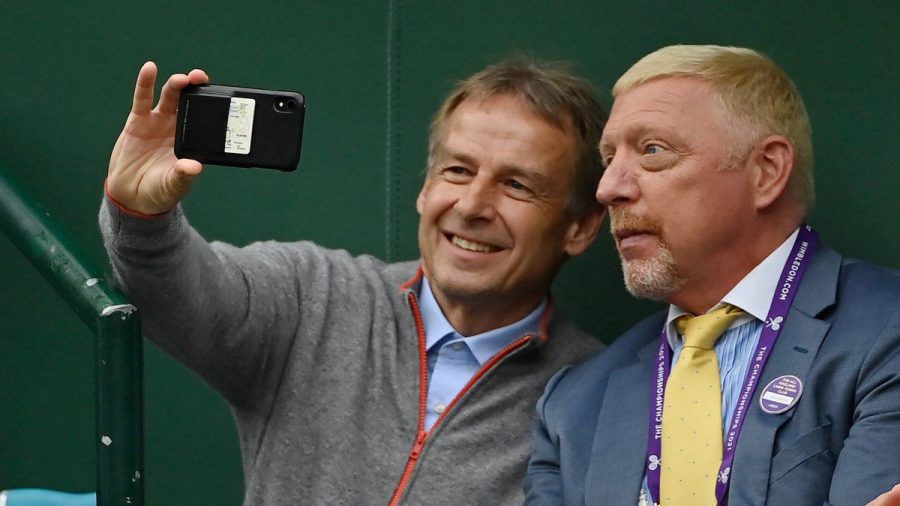 Jürgen Klinsmann (li.) hielt den besonderen Moment mit Boris Becker fest. (jom/spot)