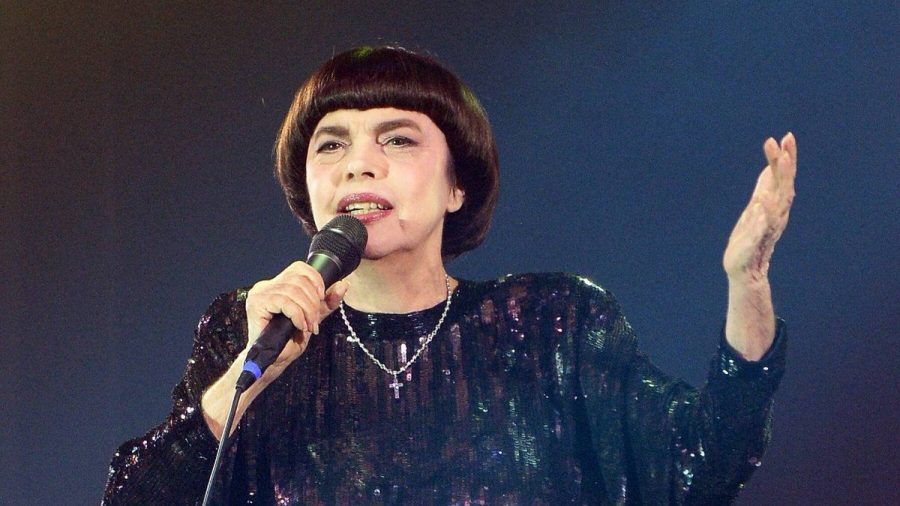 Schwarzes Kleid, Pagenfrisur, erhobene Hand: Mireille Mathieu steht noch auf der Bühne wie vor 50 Jahren. (tae/spot)