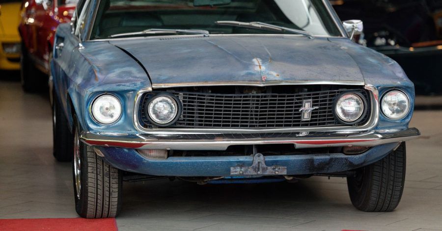 Ein alter Ford Mustang, der dem Schauspieler Steve McQueen gehört haben soll, steht in der Verkaufshalle des Oldtimerhändlers "Fantastische Fahrzeuge - Michael Fröhlich".